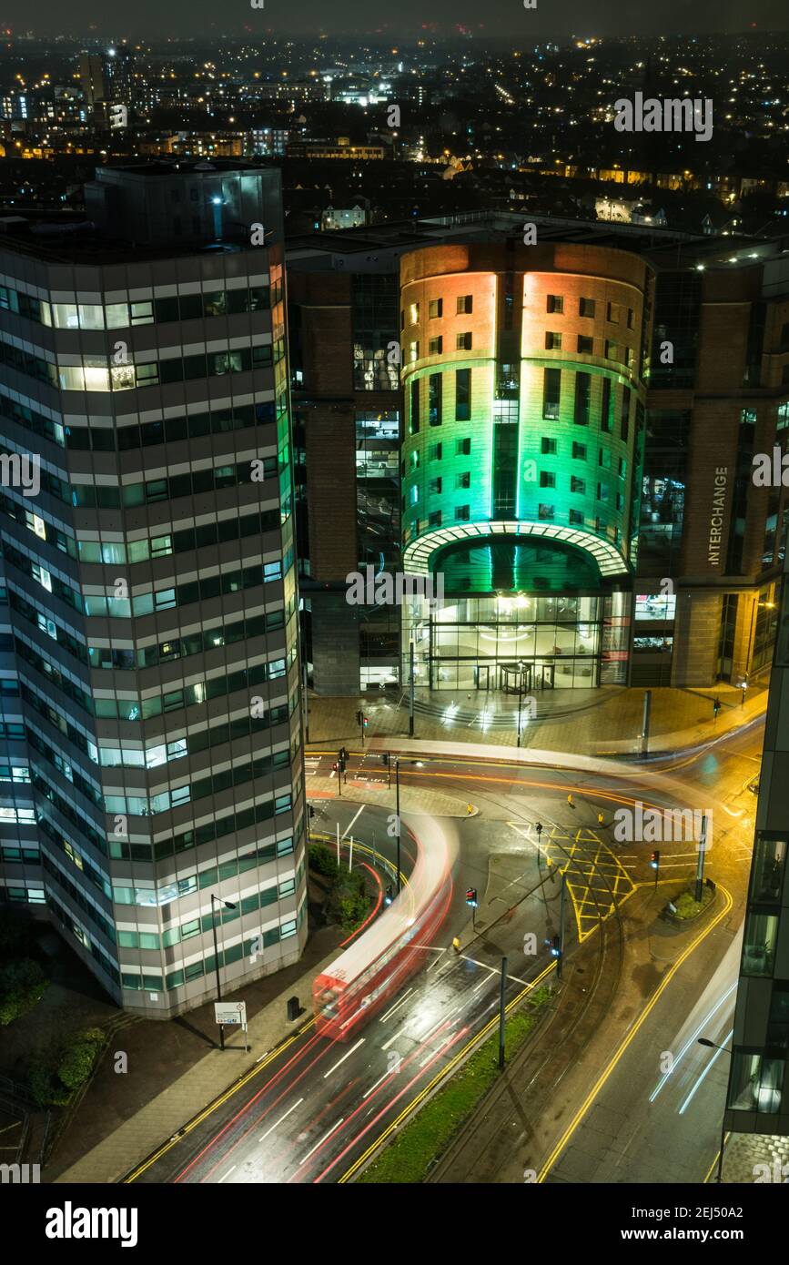 Traffico di strada di Croydon di notte Foto Stock