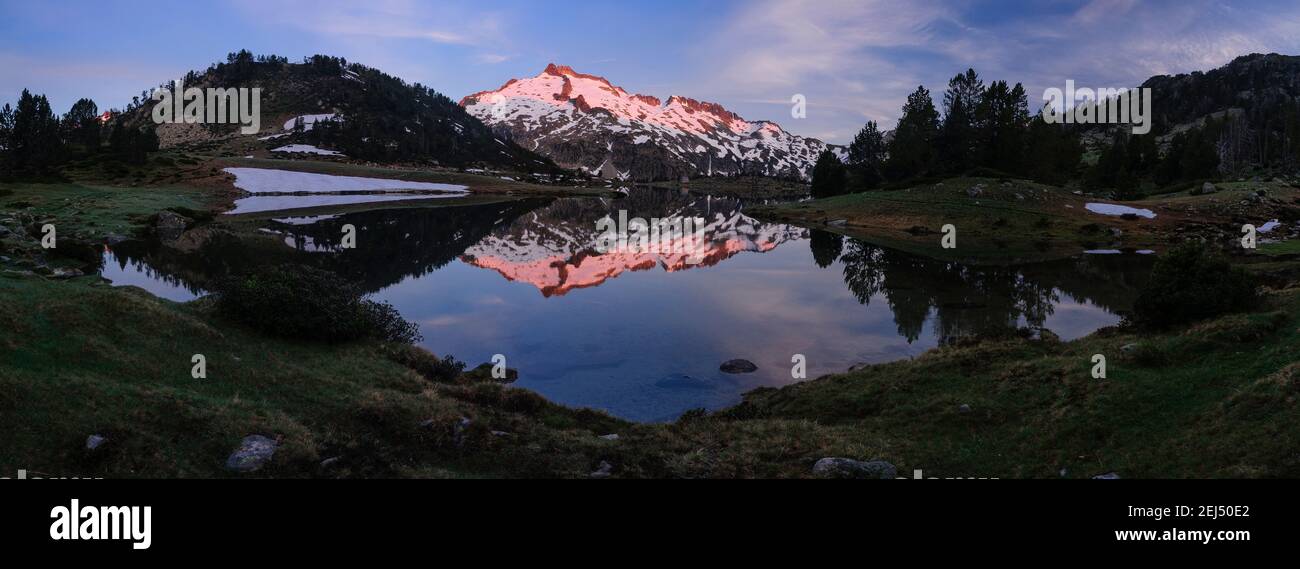 Alba al massiccio delle Néouvielle (Valle dell'Aure, Midi-Pirenei, Pirenei, Francia) ESP: Amanecer en el macizo del Néouvielle (Vallée d'Aure, Pirineos) Foto Stock