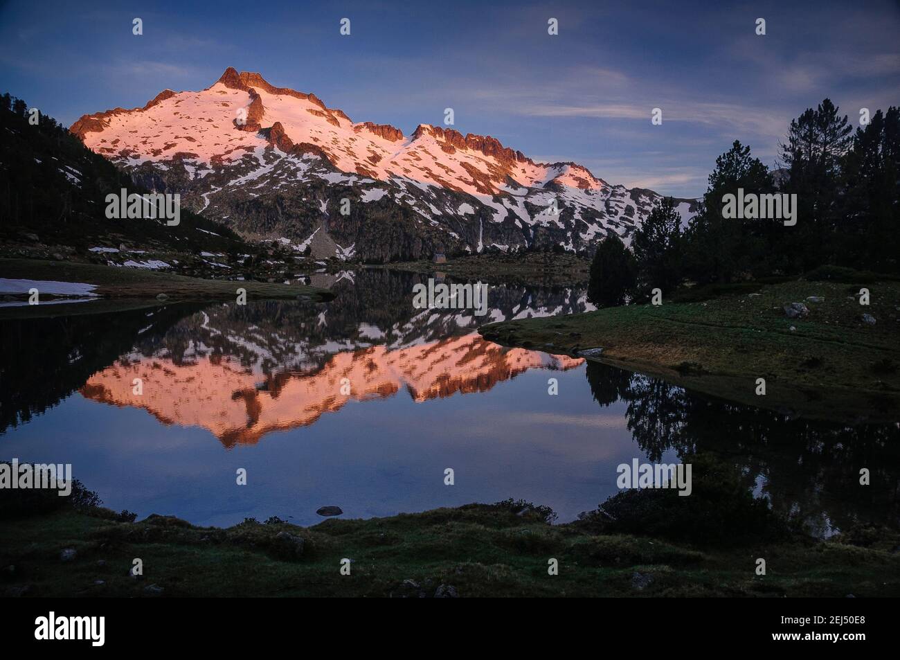 Alba al massiccio della Néouvielle (Valle dell'Aure, Midi-Pirenei, Pirenei, Francia) ESP: Amanecer en el macizo del Néouvielle (Vallée d'Aure) Foto Stock