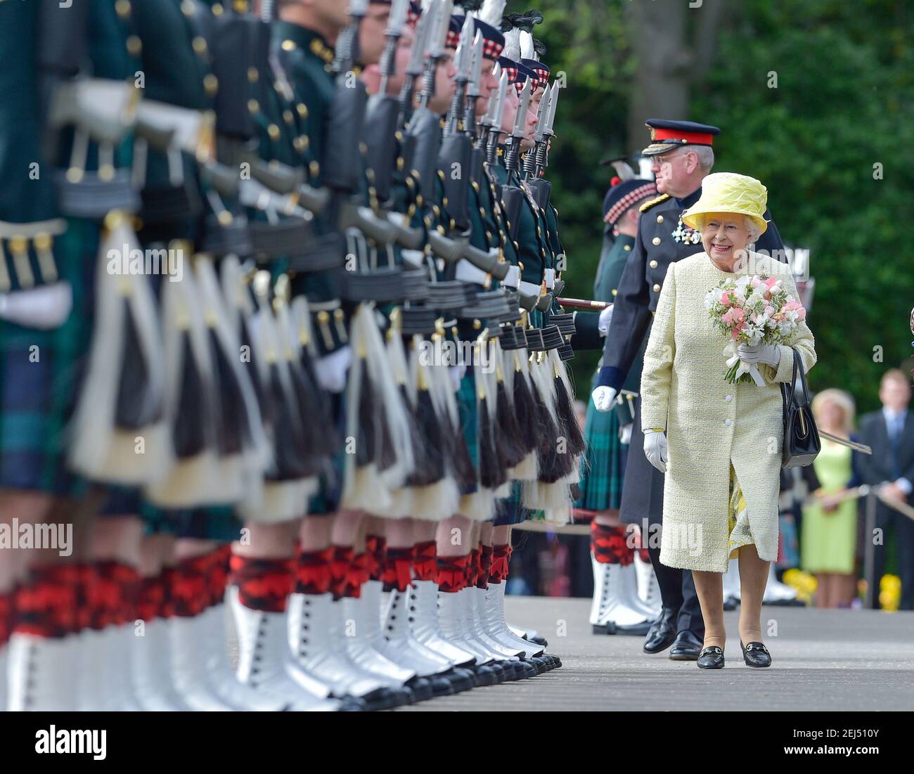 La regina Elisabetta II ispeziona la guardia d'onore, la compagnia Balaklava, gli argillani e gli altipiani Sutherland, quinto Battaglione il reggimento reale della Scozia durante la tradizionale cerimonia delle chiavi a Holyroodhouse. Foto Stock