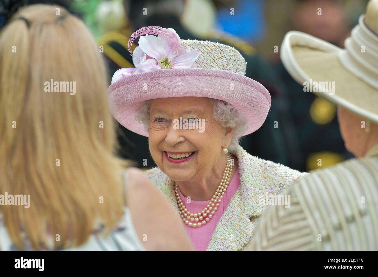 La Regina al Garden Party del 2017 al Palazzo di Holyroodhouse, Edimburgo Foto Stock