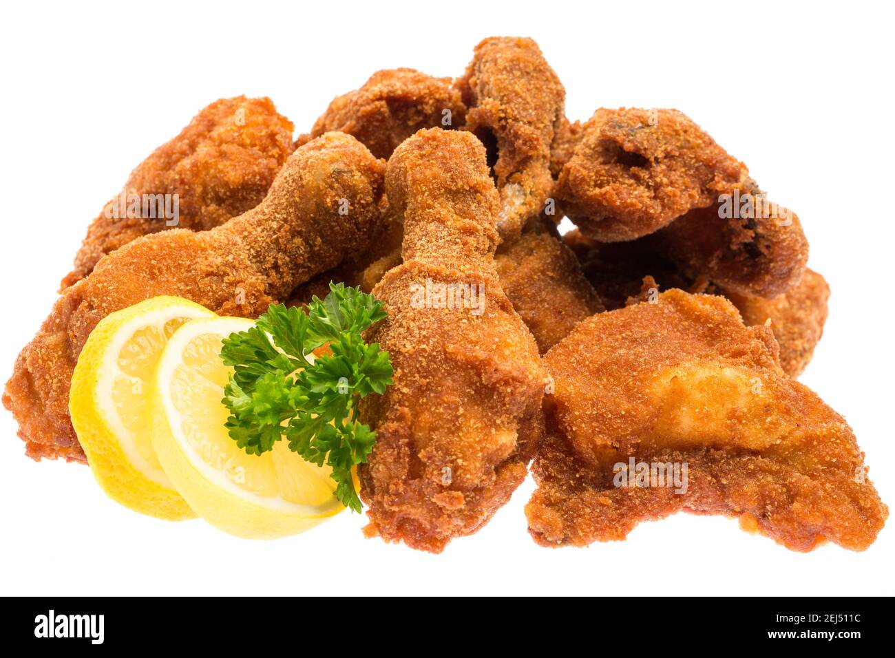 Fritto di pollo a pezzi isolati su sfondo bianco Foto Stock