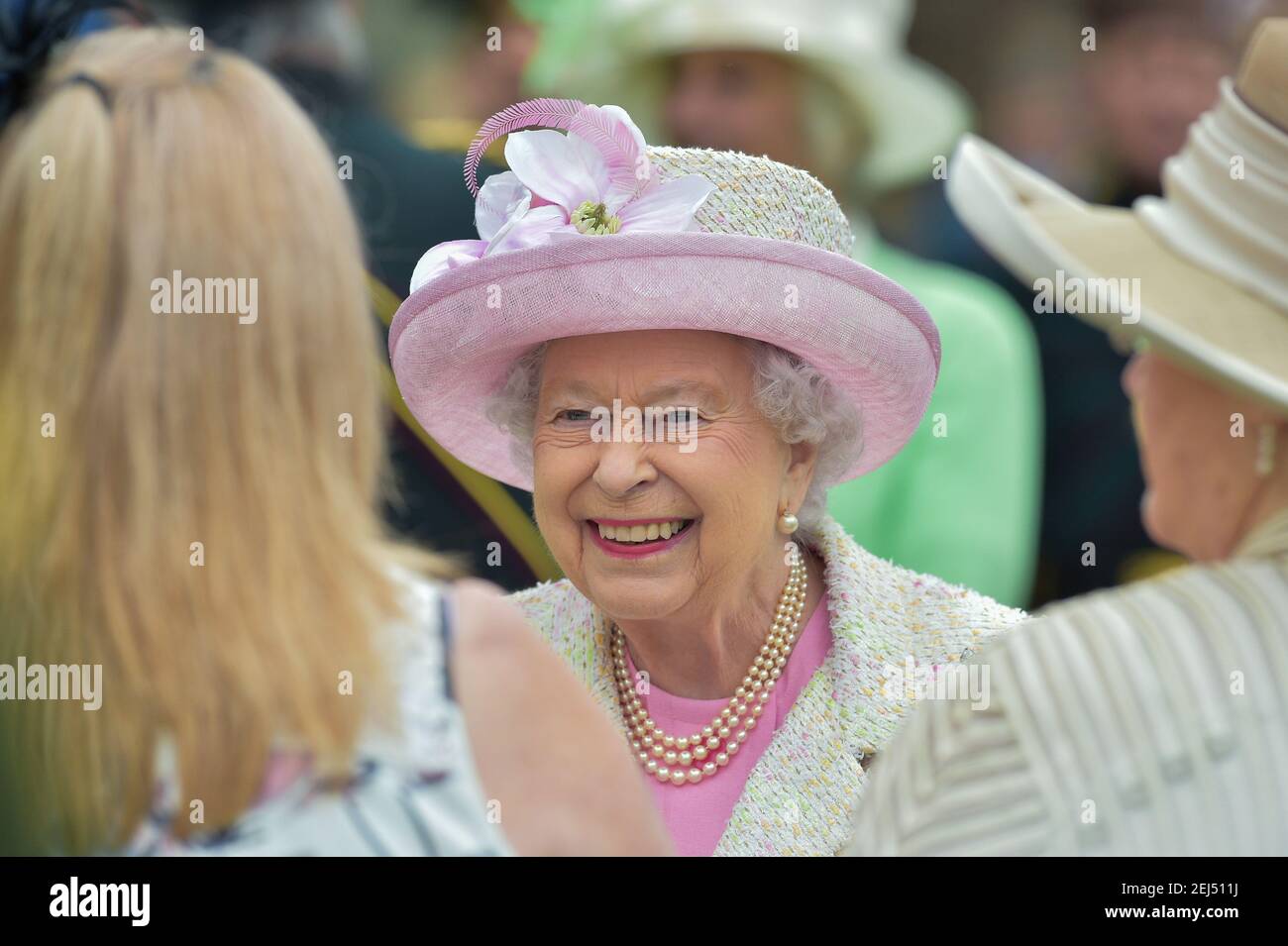 La Regina al Garden Party del 2017 al Palazzo di Holyroodhouse, Edimburgo Foto Stock