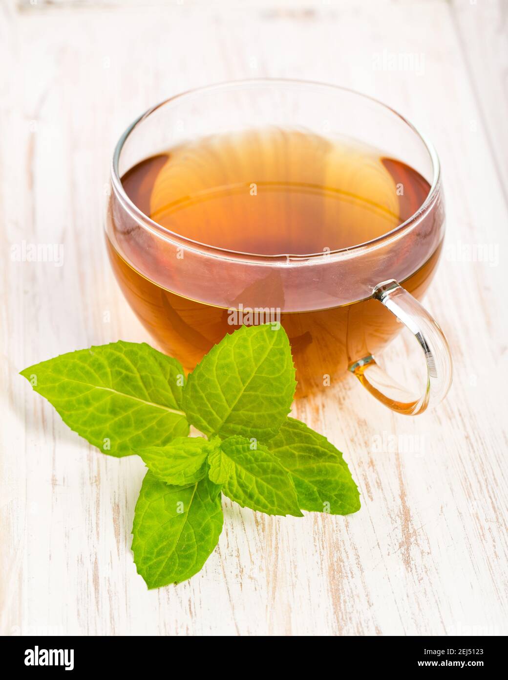 Tè alle erbe su tavola di legno Foto Stock