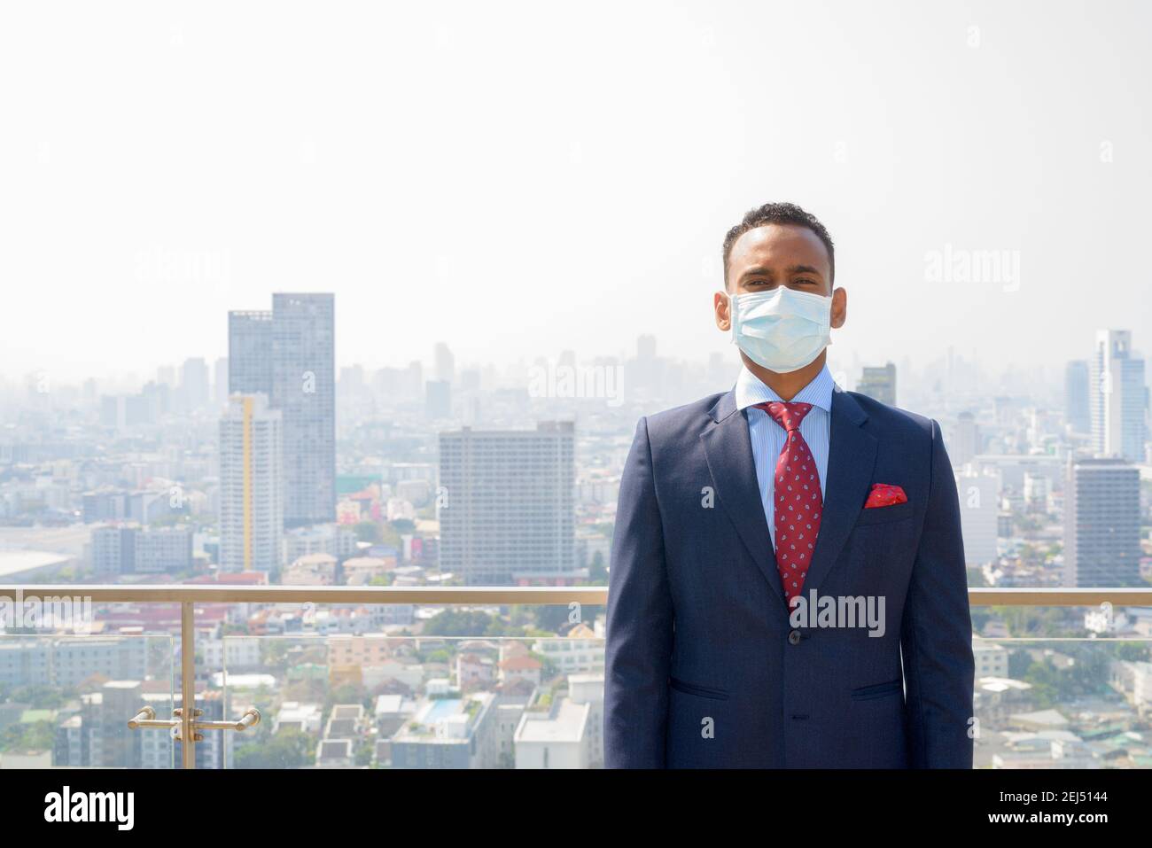 Uomo d'affari africano con maschera medica chirurgica per la protezione Foto Stock
