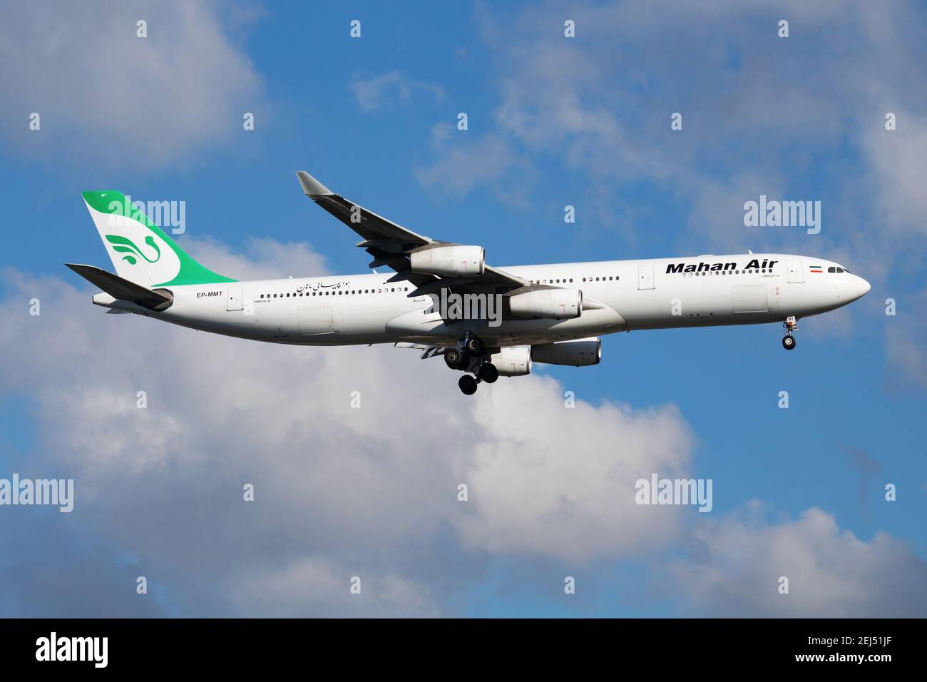 Aereo aereo Mahan Air Airbus A340-300 EP-MMT atterrando a Istanbul Ataturk Foto Stock
