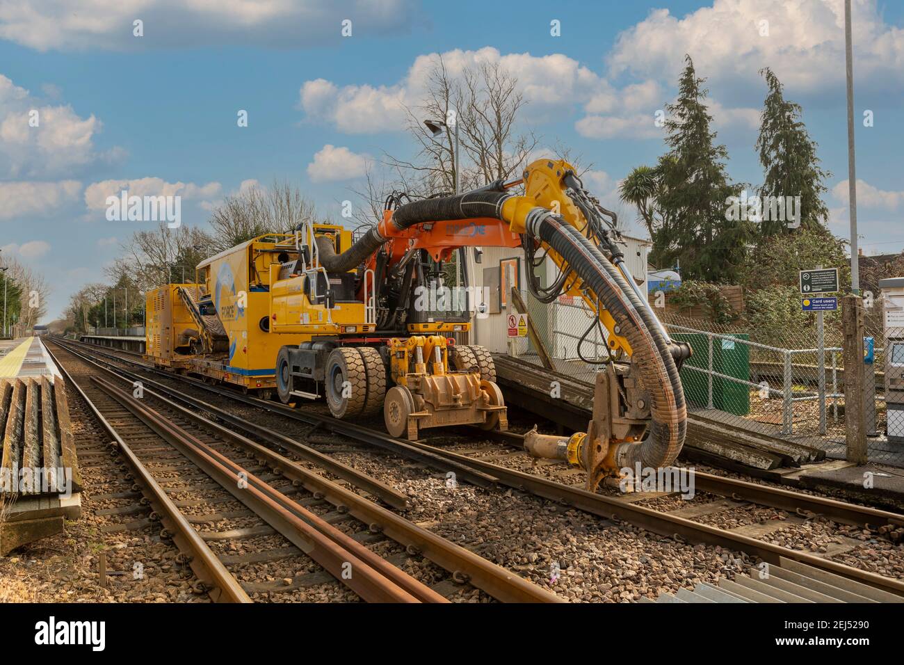Aspirapolvere gigantesco presso la stazione di Warblington vicino a Havant. Forzare un escavatore di aspirazione a lavorare sui cingoli. Foto Stock