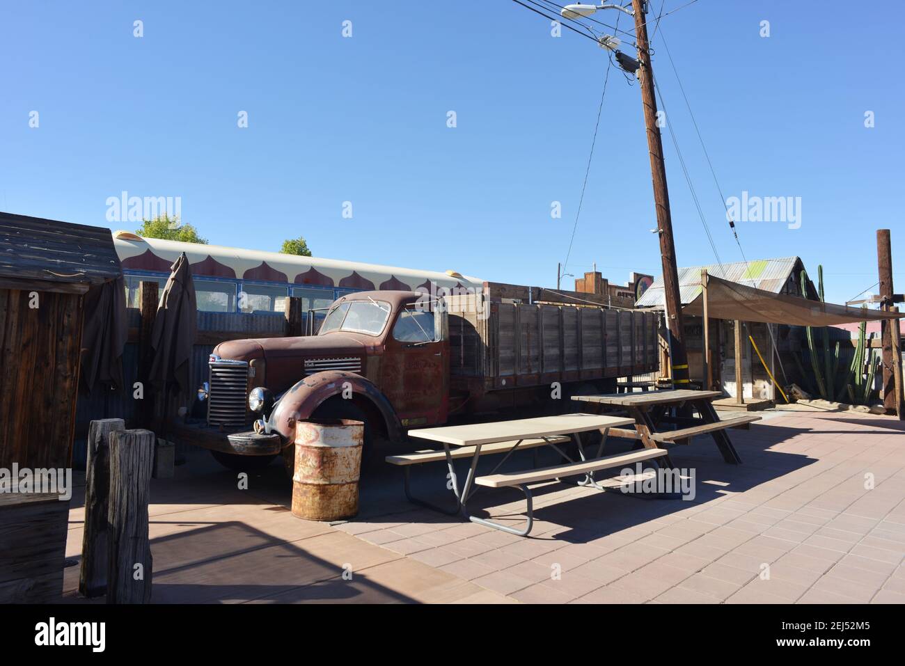 Joshua Tree, USA 10-08-2018 cortile di un caffè con un vecchio camion vintage Foto Stock