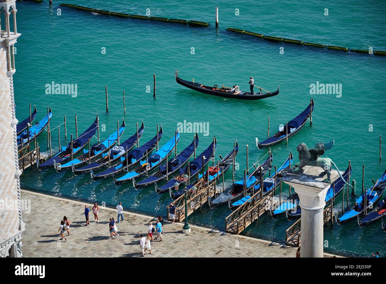 Vista aerea dalla Torre di San Marco sulle gondole della laguna di Venezia, Veneto, Italia Foto Stock