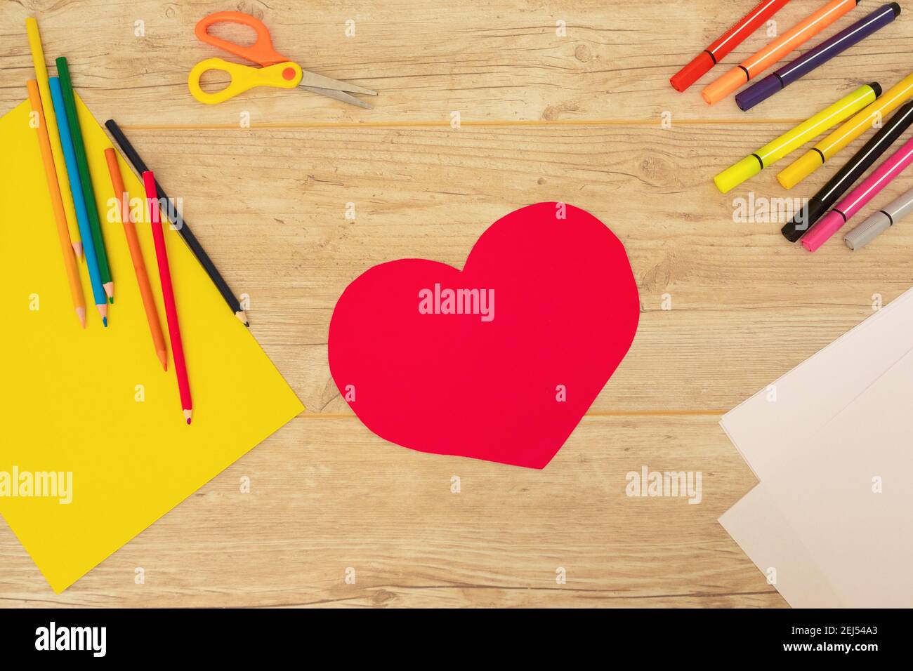 Cuore rosso tagliato di carta colorata, fare da soli carta. Concetto per l'8 marzo, giorno di San Valentino, giorno della madre Foto Stock