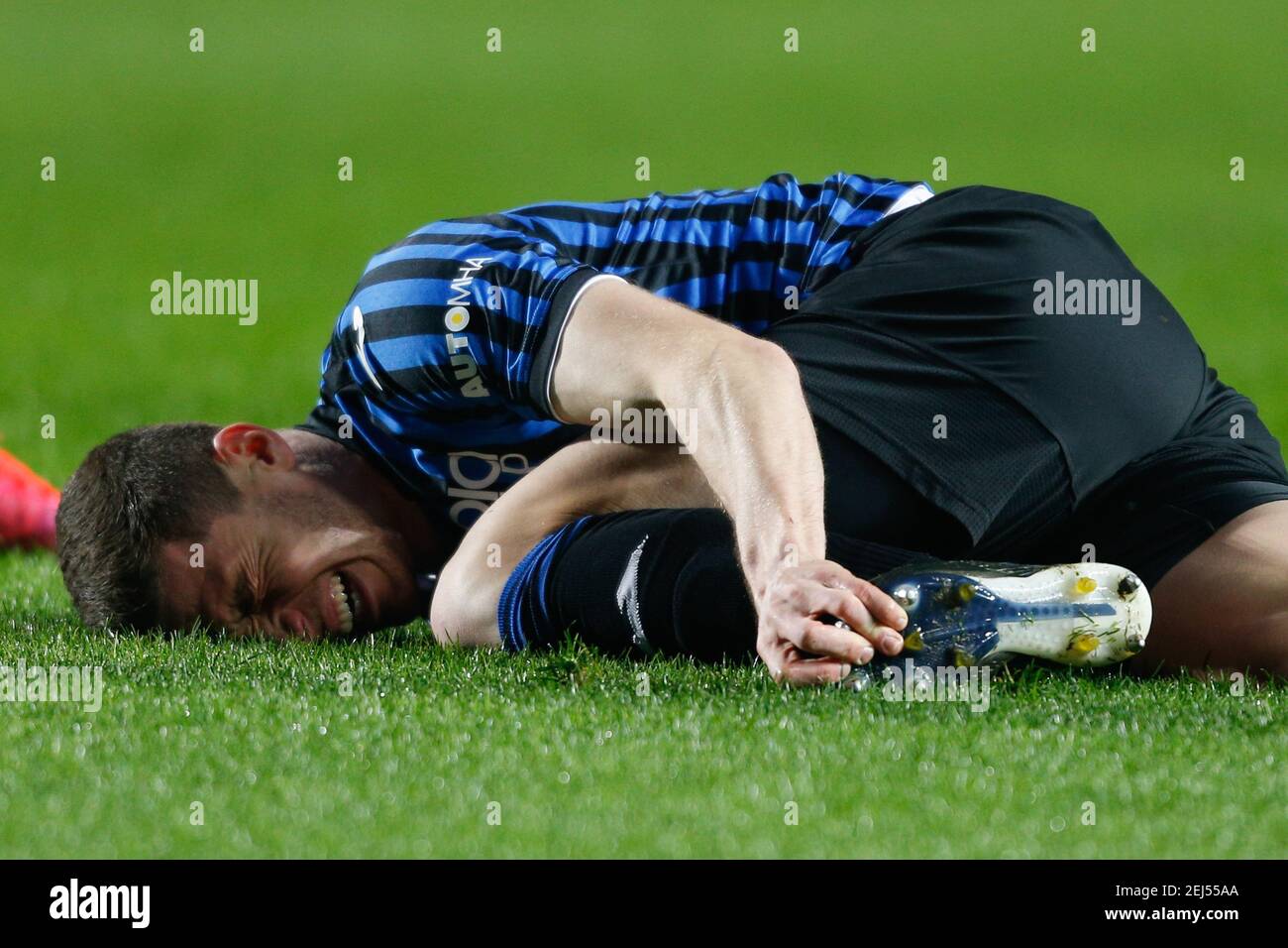 Bergamo, Italia. 21 Feb 2021. Bergamo, Italia, Gewiss Stadium, 21 febbraio 2021, Robin Gosens (Atalanta) infortunio durante Atalanta BC vs SSC Napoli - Calcio italiano Serie A match Credit: Francesco Scaccianoce/LPS/ZUMA Wire/Alamy Live News Foto Stock