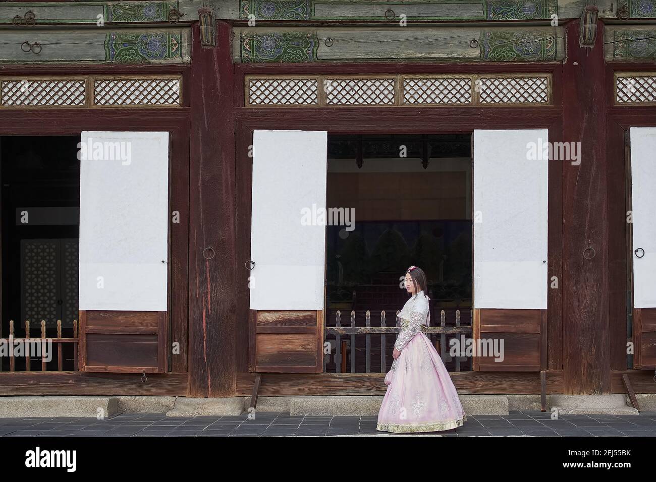 Donna asiatica che indossa un tradizionale abito hanbok rosa a Changdeokgung Palace, Seoul, Corea del Sud Foto Stock