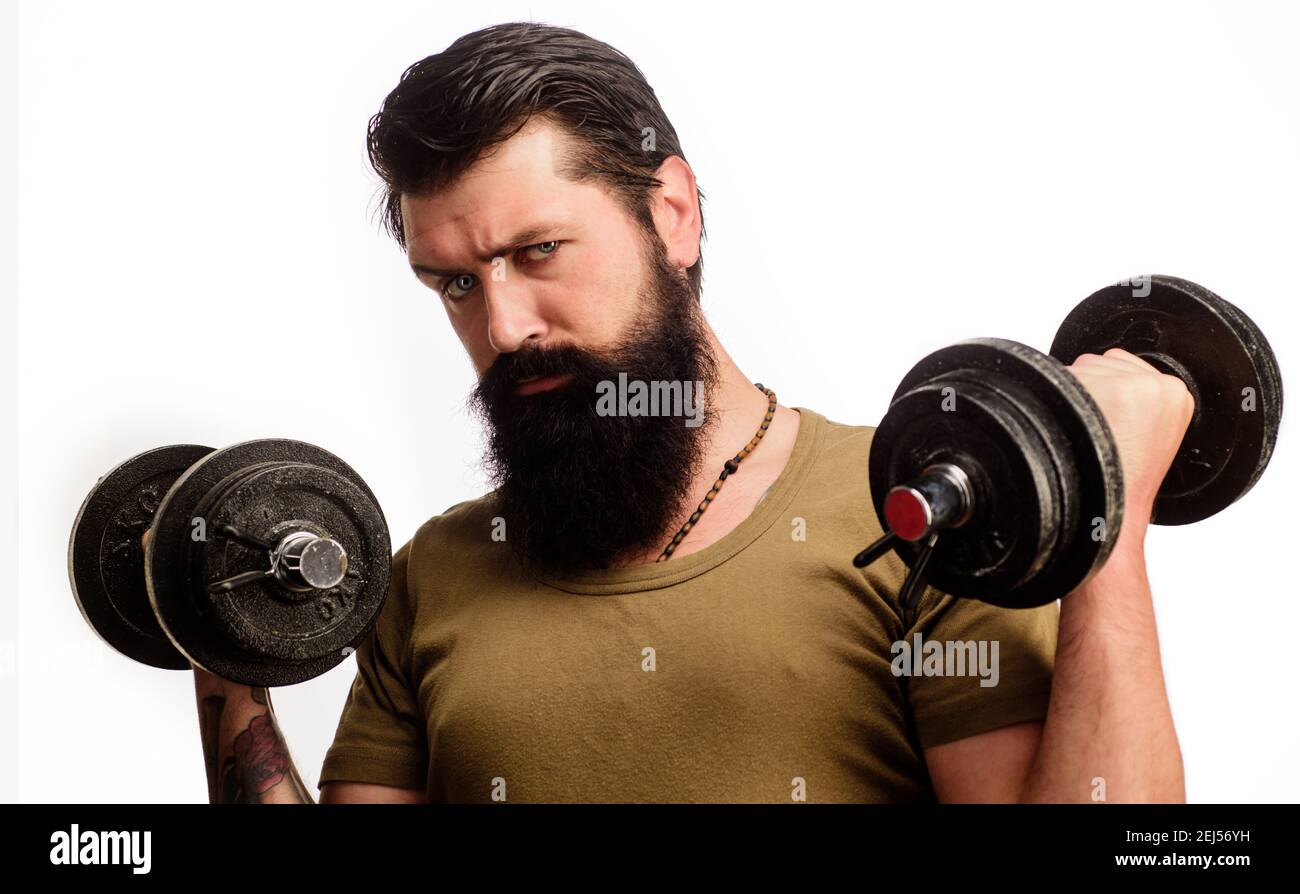 Sport e formazione. Uomo fitness con manubri. Ragazzo bearded che fa il sollevamento del peso. Sportivo che lavora con dumbbell. Foto Stock