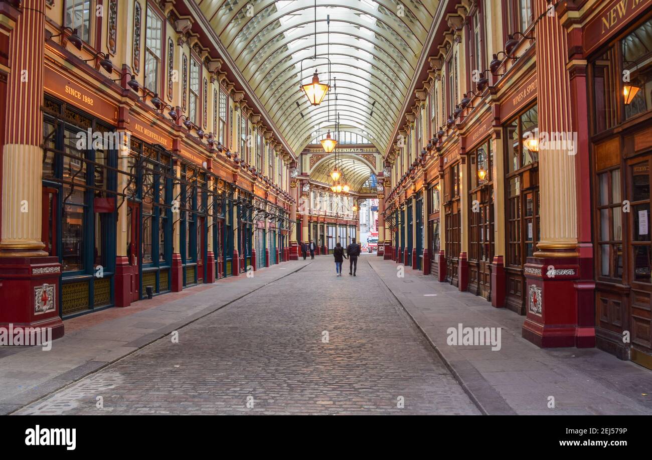 Una passeggiata di un paio passando accanto ai negozi chiusi al mercato di Leadenhall durante il blocco del coronavirus. Londra, Regno Unito Febbraio 2021. Foto Stock