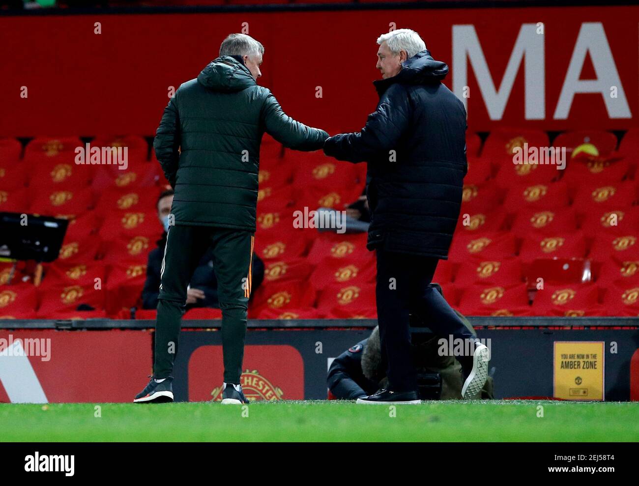 Il manager Steve Bruce (a destra) e il manager del Manchester United, Ole Gunnar Solskjaer, si sono schiantati in testa alla partita della Premier League a Old Trafford, Manchester. Data immagine: Domenica 21 febbraio 2021. Foto Stock