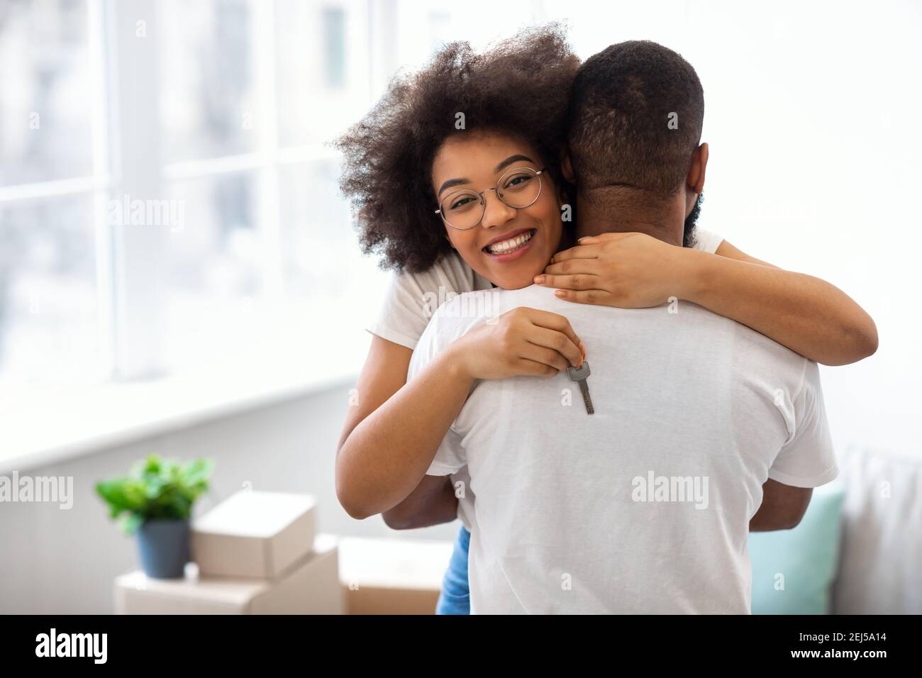 Eccitati sposi africani abbracciano tenere New House Key Indoor Foto Stock