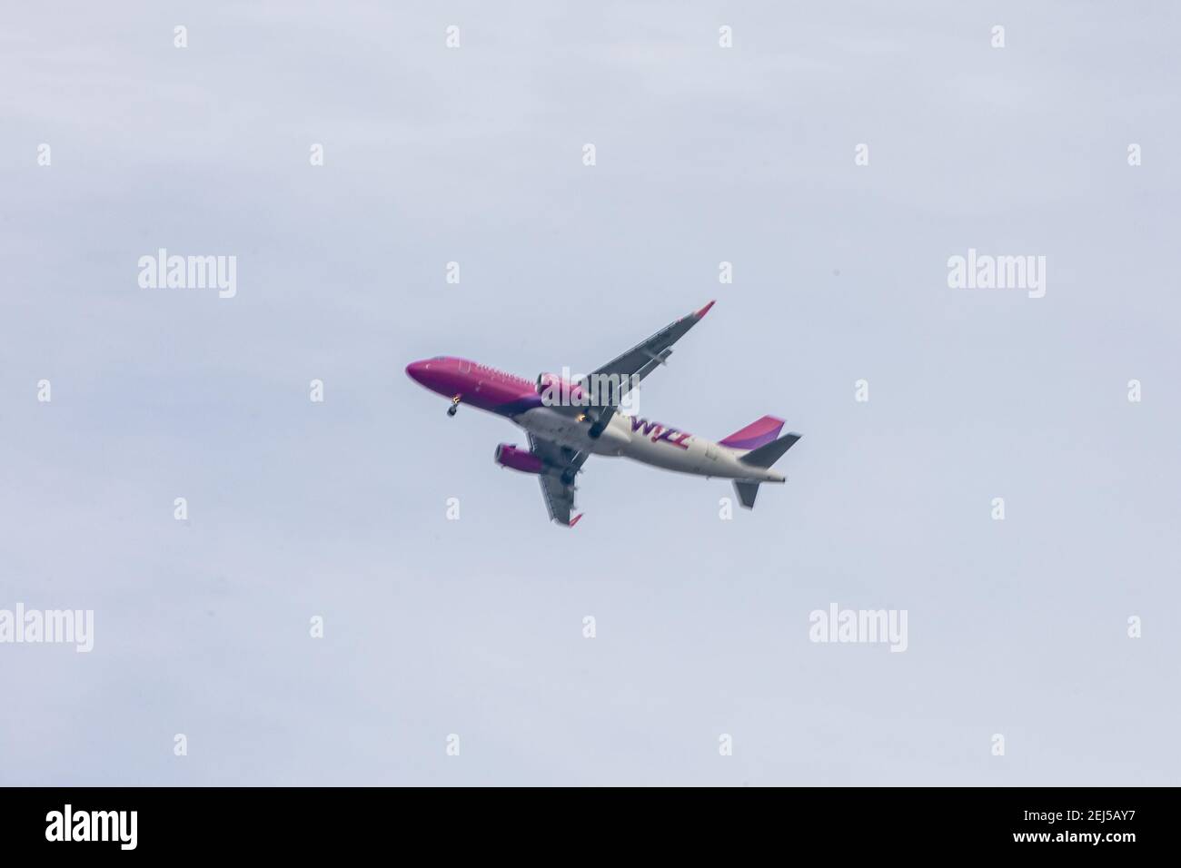 Poznan, Polonia - Febbraio 15 2020 vista dall'alto per atterrare l'aereo Wizzair Foto Stock