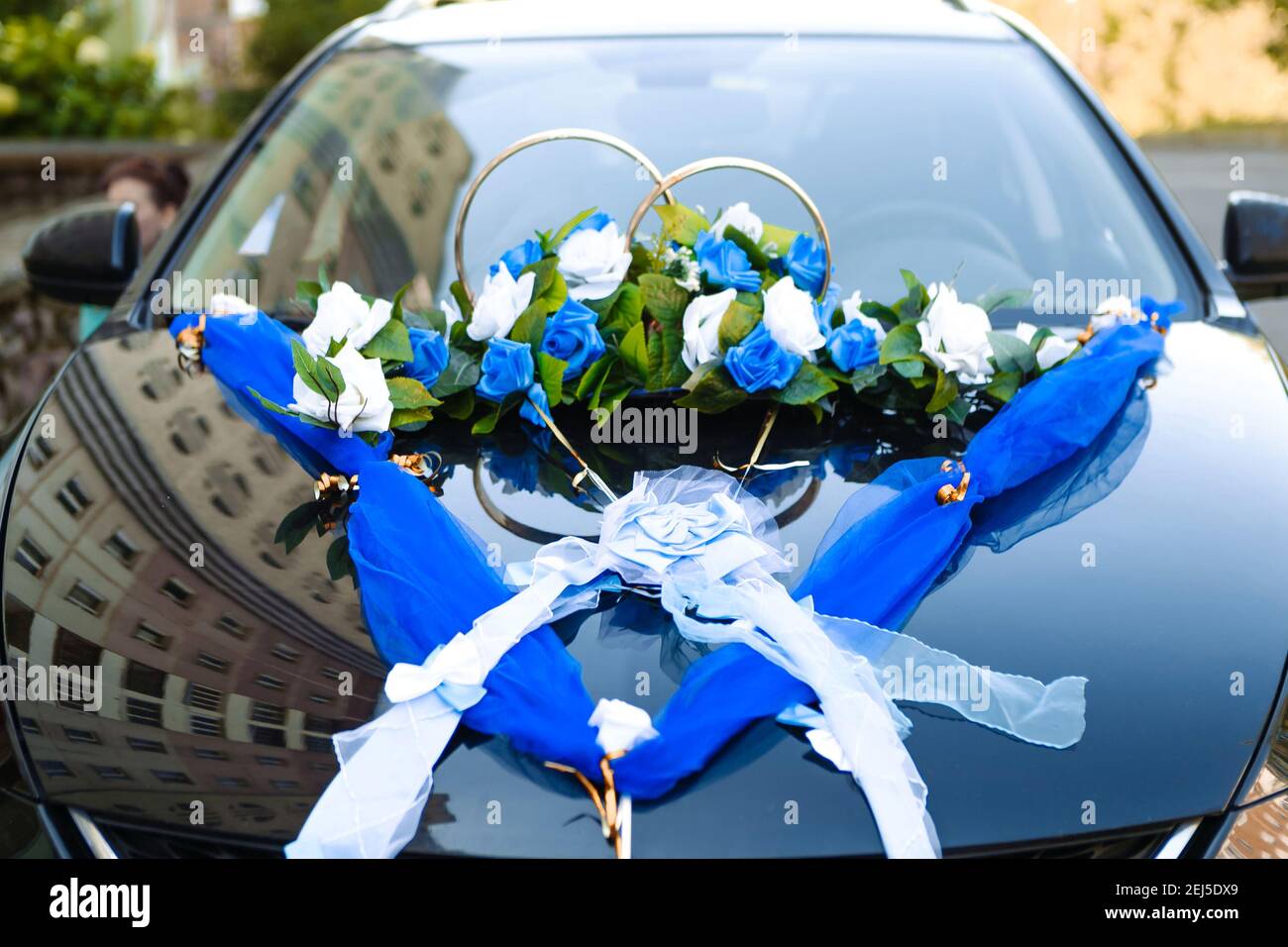 Decorazioni per auto da sposa con anelli, fiori e nastri in bianco e blu  Foto stock - Alamy