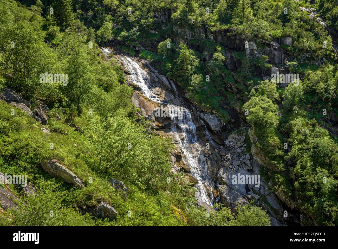 Lauze Cascade nel fiume Riberot (Ariège, Pirenei, Francia) ESP: Cascade de la Lauze, en el Río Riberot (Ariège, Francia) Foto Stock