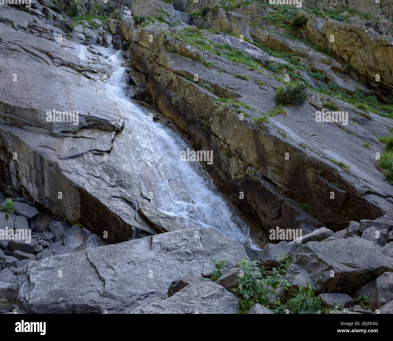 Nerech Cascade nel fiume Riberot (Ariège, Francia) ESP: Cascade de Nerech, en el Río Riberot (Ariège, Francia) Foto Stock