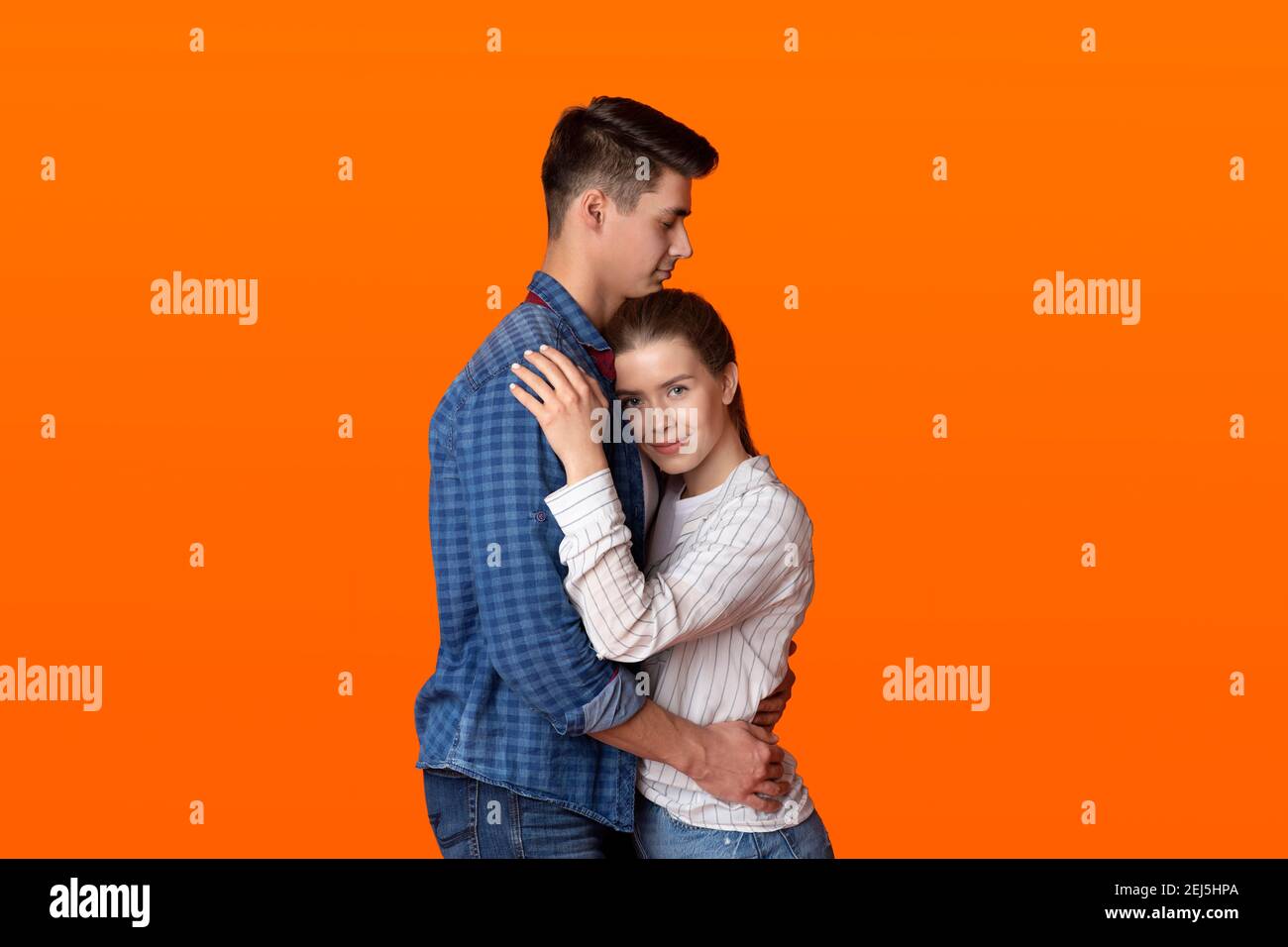 Felice data, emozioni di amore, relazione nel tempo libero durante covid-19 blocco Foto Stock