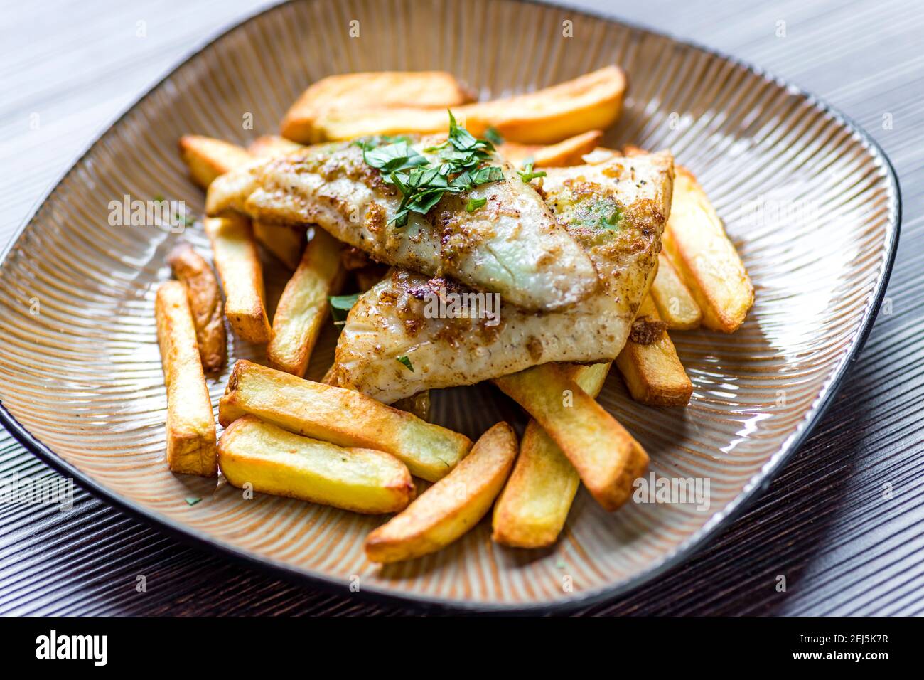 zander fritto con patatine fatte in casa Foto Stock