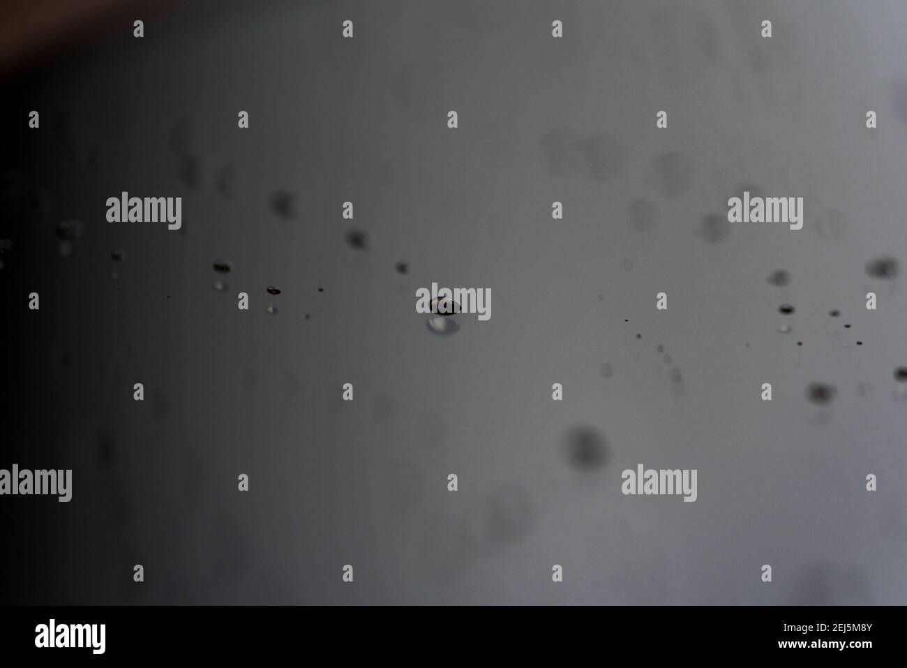 Schermo per smartphone con vetro temperato per proteggere dai graffi. Gocce d'acqua sullo schermo. Pulizia dello schermo a sfioramento. Foto Stock