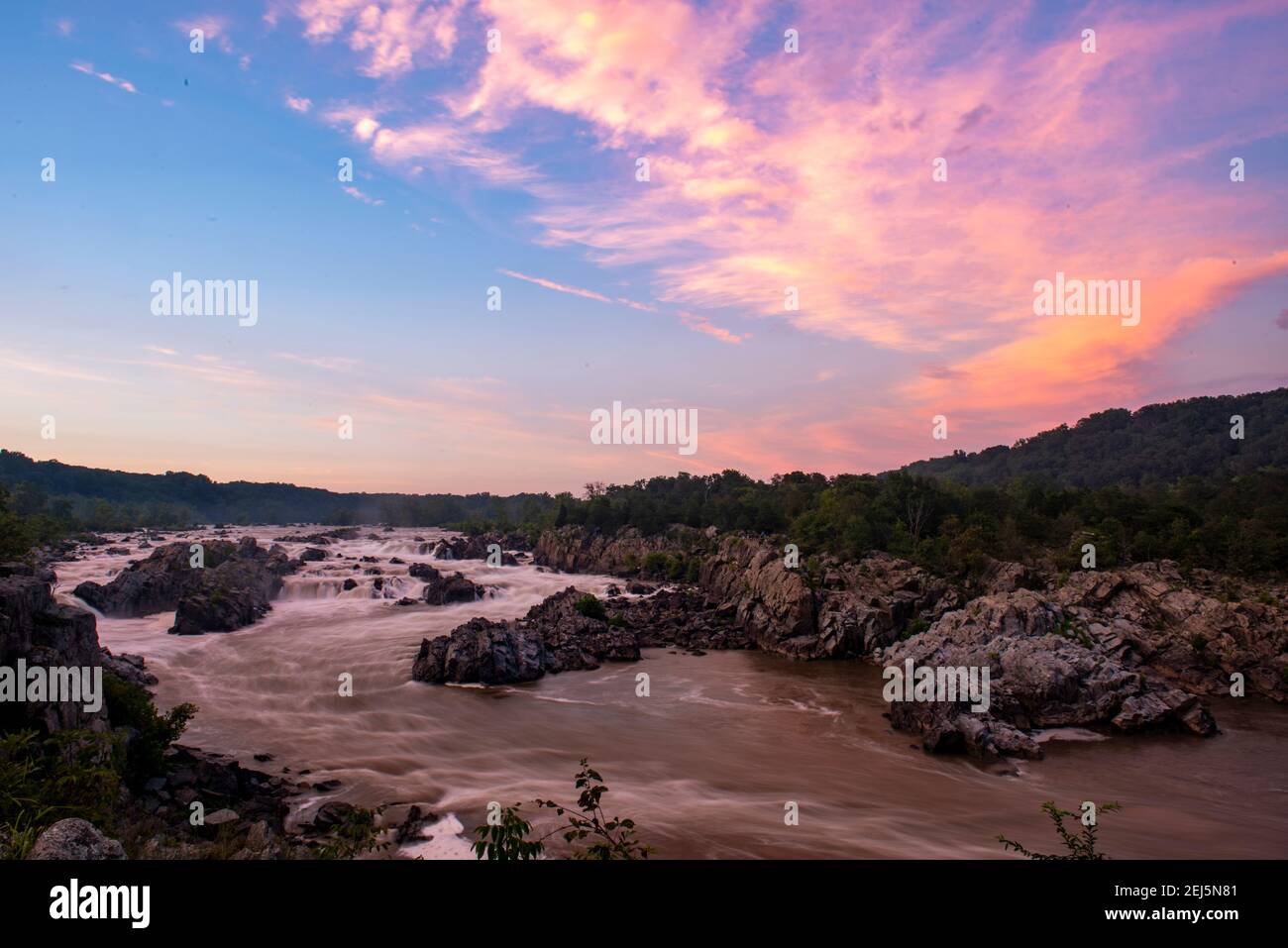 Vista delle rapide sul fiume Potomac al tramonto, presso il Great Falls Park, Virginia. Il Great Falls Park è un piccolo sito di servizio del parco nazionale in Virginia, Unit Foto Stock