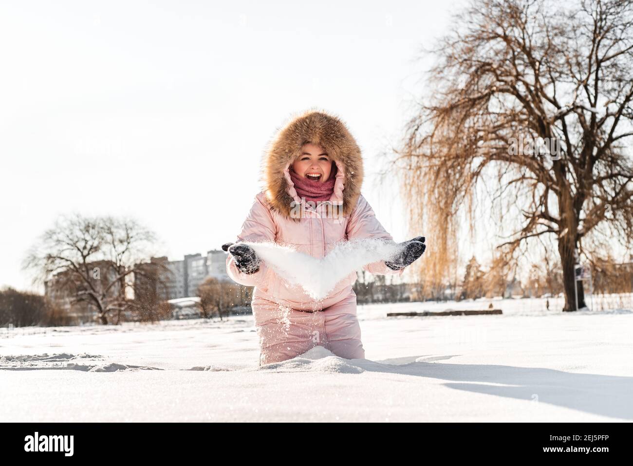 ragazza che indossa cappello invernale, sciarpa coperta di fiocchi di neve. Stile di vita attivo. Foto Stock