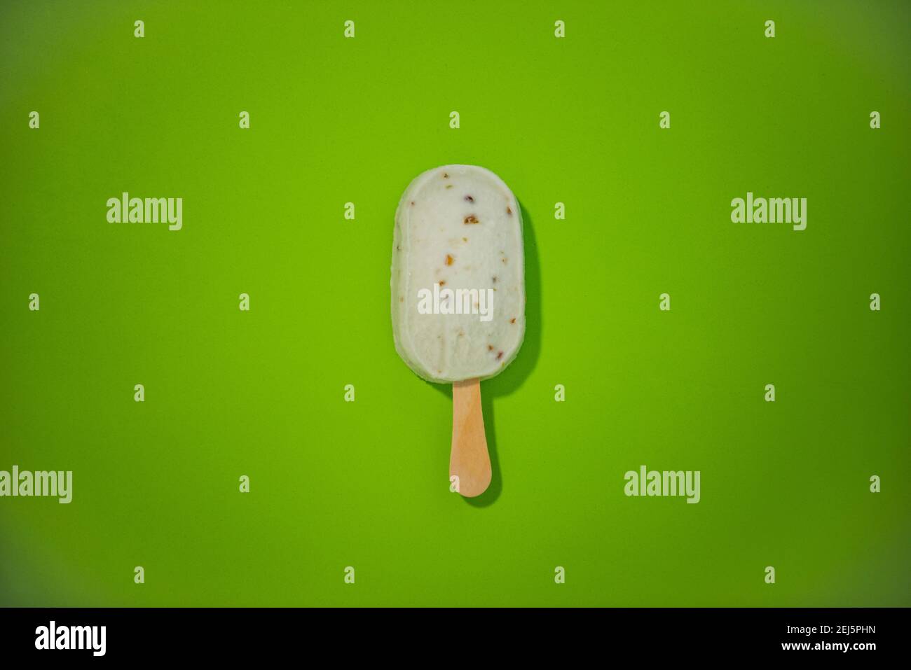 Novità gelato colpo su solido sfondo colorato. Serie 1 di 9. Foto Stock