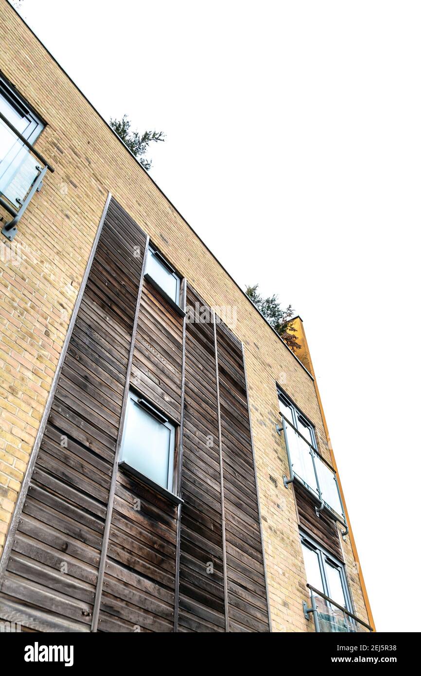 Rivestimento in legno su un edificio residenziale a Londra, Regno Unito Foto Stock