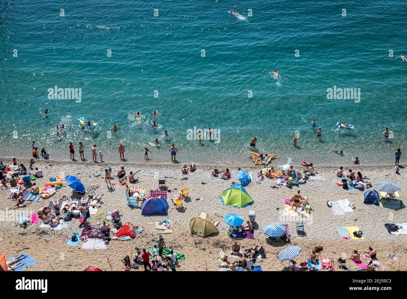 Le persone si affollano in spiaggia per rinfrescarsi durante il tempo caldo a Durdle Door, Lulworth, Dorset. Data immagine: Domenica 5 agosto 2018. Il credito fotografico dovrebbe essere: David Jensen/ Foto Stock