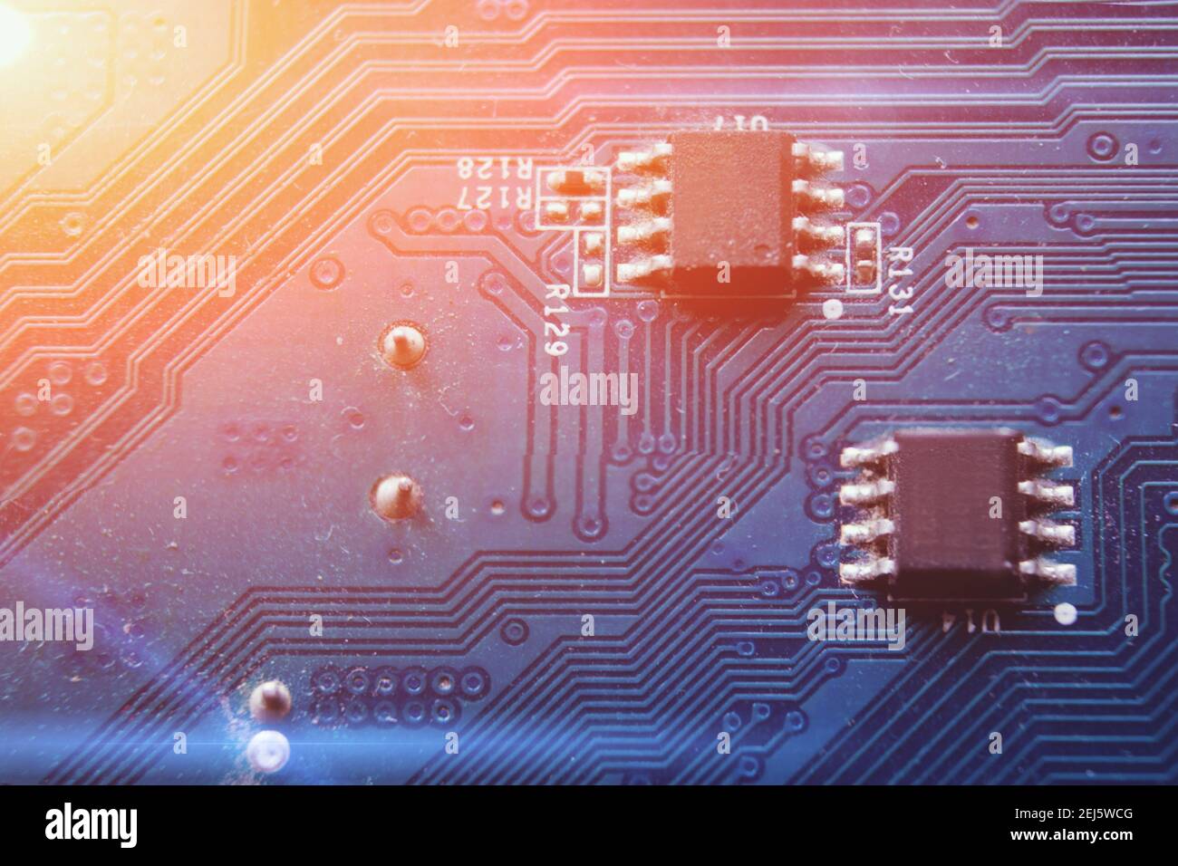 Scheda elettronica di colore blu con lucentezza. Microchip integrato. Scheda a circuito elettronico. Foto Stock