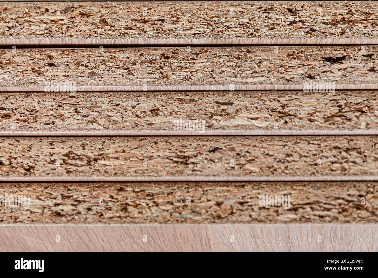Ripiani impilati. Ripiani in truciolato in impiallacciatura. Produzione di mobili in legno. Produzione di mobili. Primo piano. Messa a fuoco selettiva Foto Stock