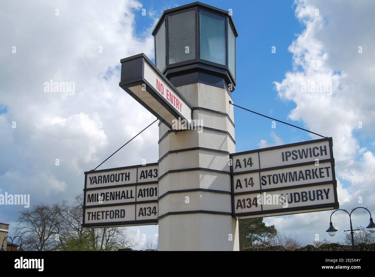 "Pilastro di sale' Milestone, Angel Hill Square, Bury St Edmunds, Suffolk, Inghilterra, Regno Unito Foto Stock