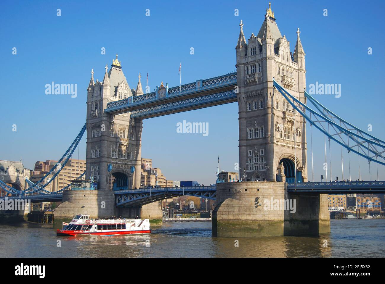 Tower Bridge da South Bank, Southwark, Royal Borough of Southwark, Greater London, England, Regno Unito Foto Stock