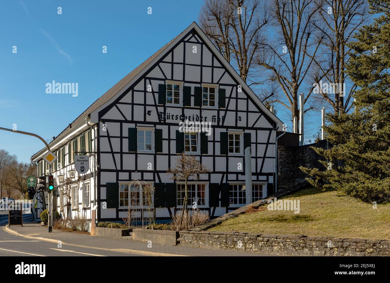 'ürscheider Hof', un ristorante e hotel tradizionale a Dürscheid, Kürten, Germania, con la sua tipica architettura tedesca a graticcio Foto Stock