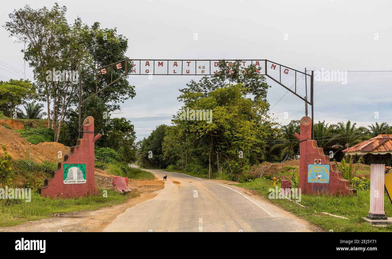 Porta del villaggio di Lumadan, Sabah, Malesia, con area sradicata - poco tempo prima di rimuoverlo in favore per la nuova Pan Borneo Highway Foto Stock