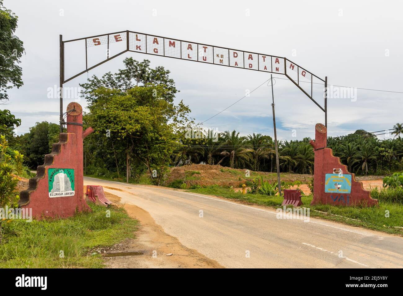 Porta del villaggio di Lumadan, Sabah, Malesia, con area sradicata - poco tempo prima di rimuoverlo in favore per la nuova Pan Borneo Highway Foto Stock