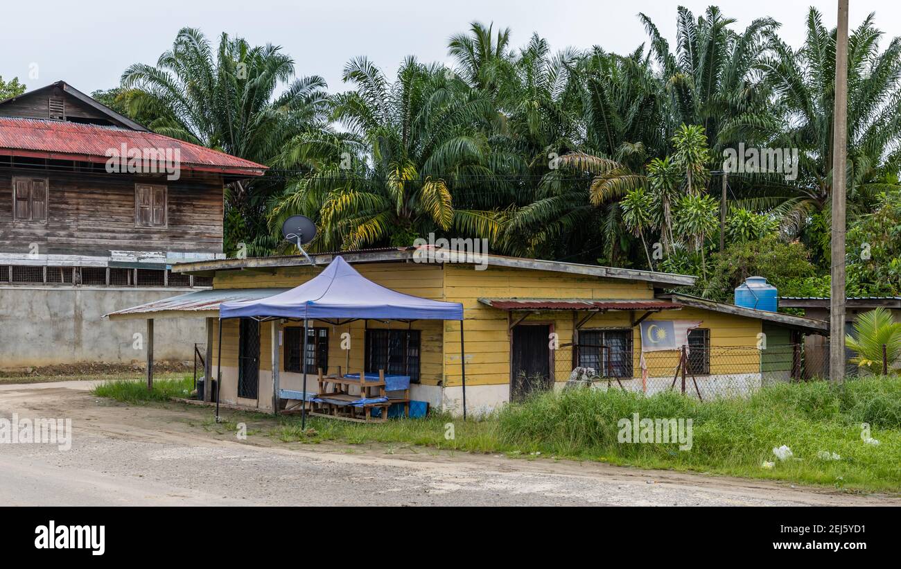 Lumadan, Sabah, Malesia: Un negozio di villaggio dipinto di giallo (malay: Kedai'), ora chiuso e l'ex negozio ferroviario Foto Stock