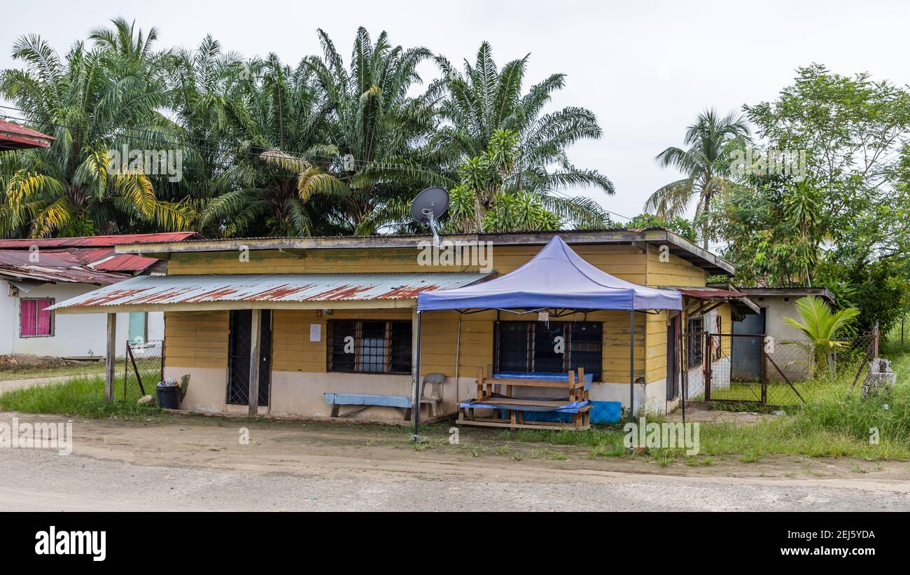 Lumadan, Sabah, Malesia: Un negozio di villaggio dipinto di giallo (malay: Kedai'), ora chiuso e l'ex negozio ferroviario Foto Stock