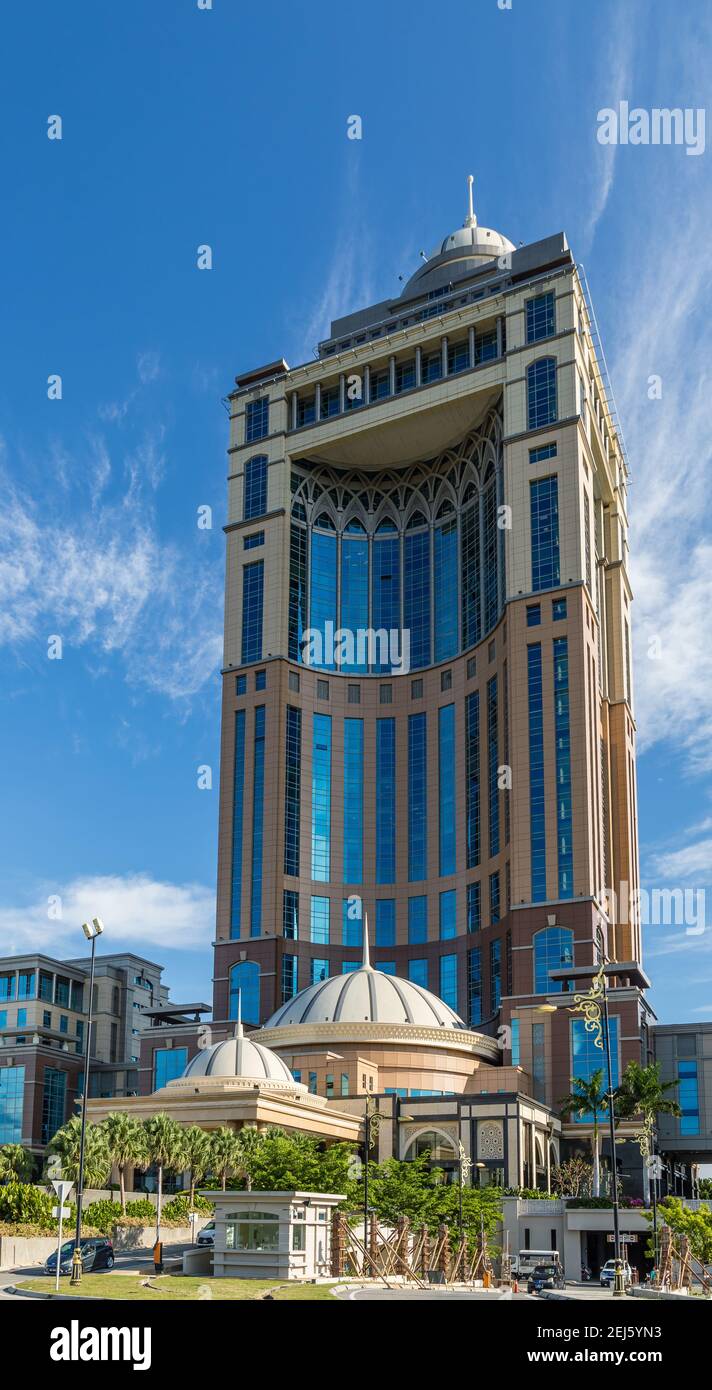 Kota Kinabalu, Sabah, Malesia: Sabah state Administrative Center, affacciato sulla baia di Likas. La torre dell'ufficio a 33 piani è l'edificio più alto del Borneo Foto Stock