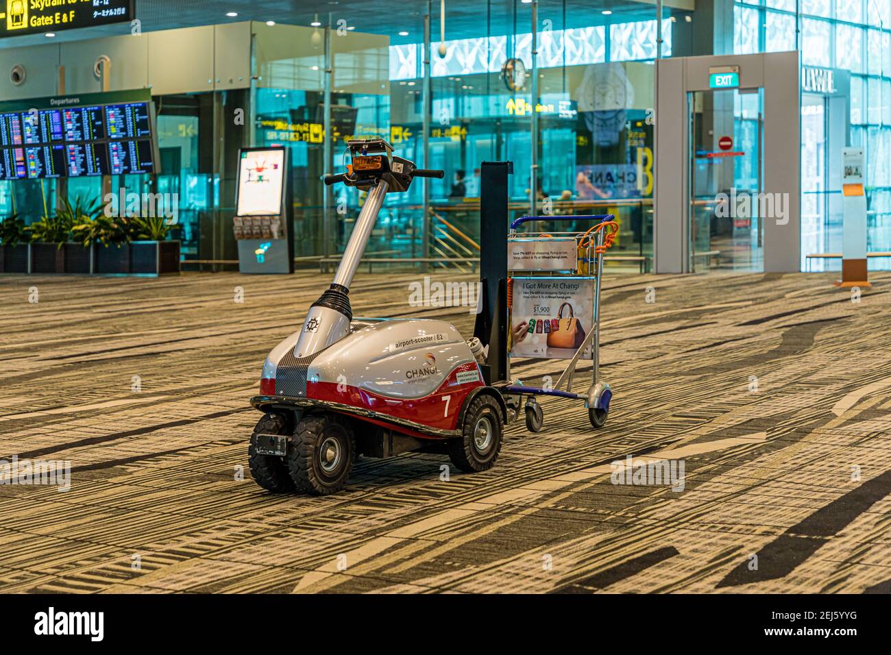 Airport Scooter per il ritiro dei bagagli in tram presso l'Aeroporto Internazionale di Changi Foto Stock