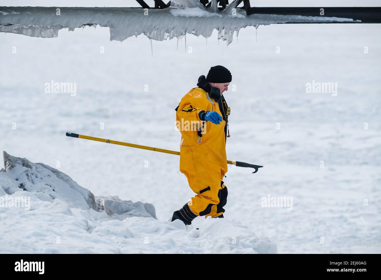 Cleveland, Ohio, Stati Uniti. 21 Feb 2021. Un fuoco di Cleveland si fa strada verso il ghiaccio mentre le persone vengono salvate dal ghiaccio del lago Erie da membri della USCG Ice Rescue Team da Station Cleveland, così come da altre agenzie di soccorso locali, a fine domenica pomeriggio, 21 febbraio 2021 all'Edgewater Park di Cleveland, Ohio. Alle 12:43 EST, il Servizio meteorologico Nazionale a Cleveland emettere un avvertimento per non andare sul ghiaccio a causa dello sviluppo di crepe significative da venti meridionali. Secondo un Tweet dell'USCG Great Lake, la squadra di salvataggio del ghiaccio '''¦ USCG ha salvato 6 individui attraverso lo skiff del ghiaccio e la Th Foto Stock