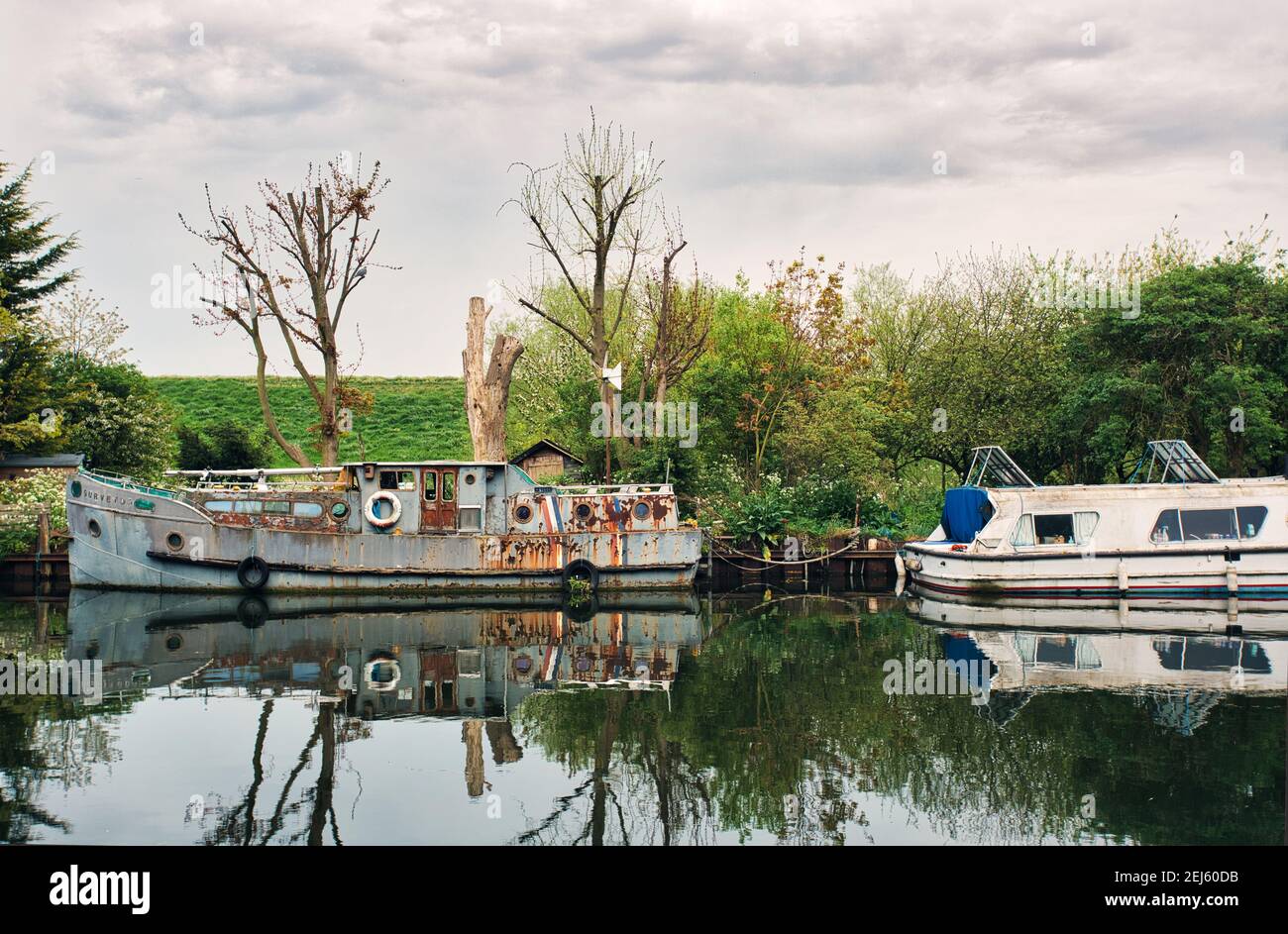 Centinaia, forse migliaia di londinesi vivono su barche dei canali dai colori vivaci, navigando lungo i canali che secoli fa trasportavano il carico della città. Foto Stock