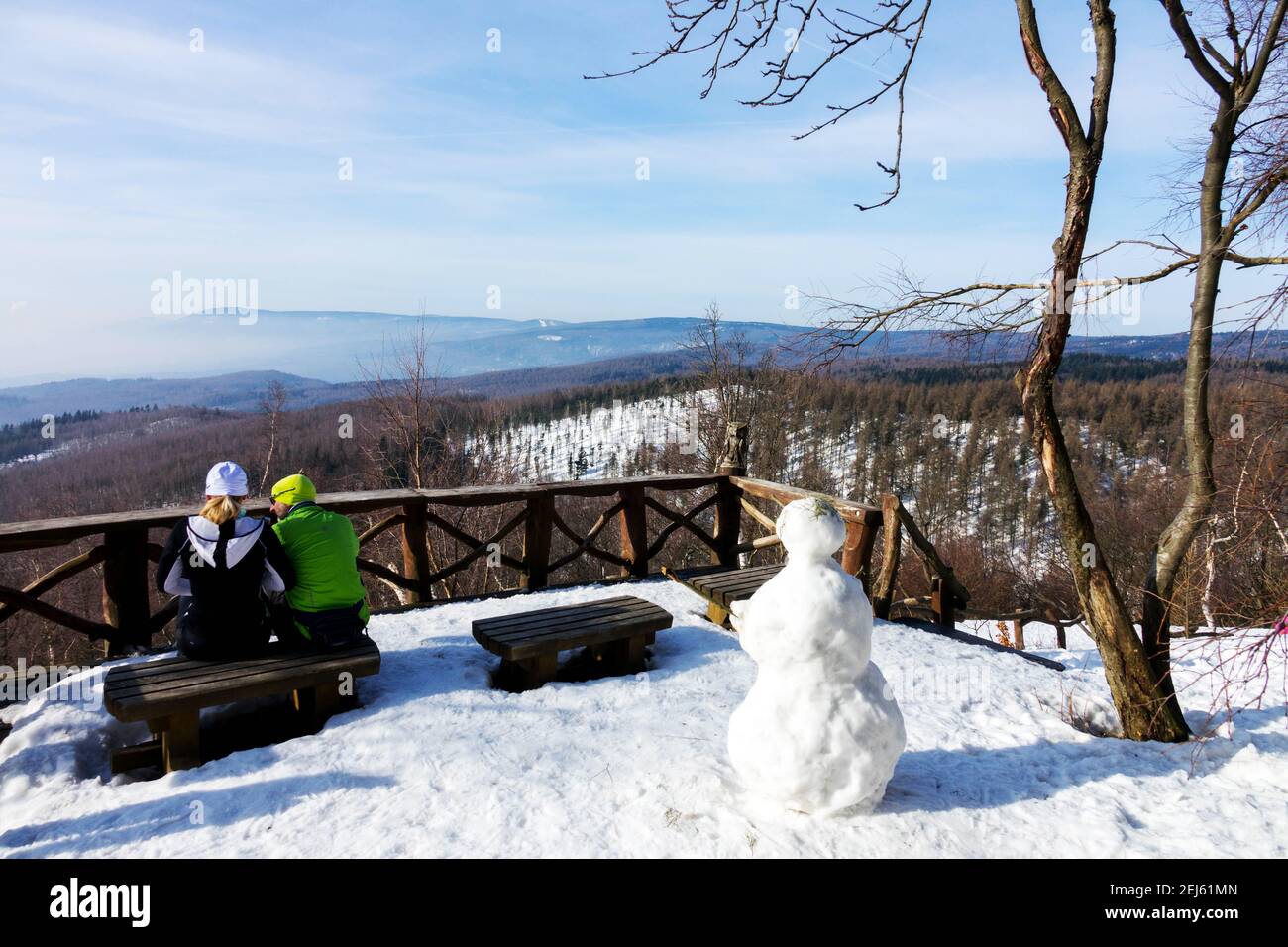 Persone che camminano in coppia, uomo donna e pupazzo di neve, Sedmihůrská vyhlídka vedere Krusne Hory scena invernale nella Repubblica Ceca Foto Stock