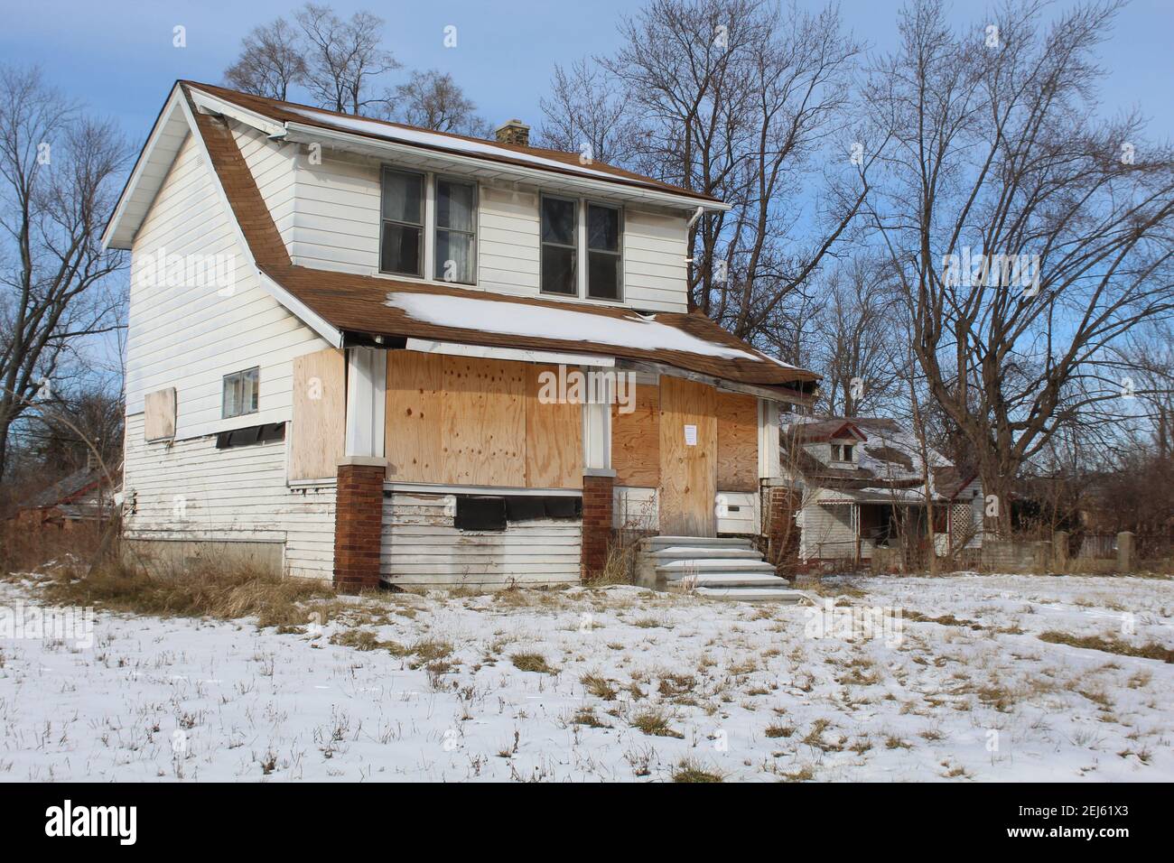 Abbandonati vecchi pannelli gialli si sono imbarcati a casa nel Franklin Park di Detroit quartiere Foto Stock