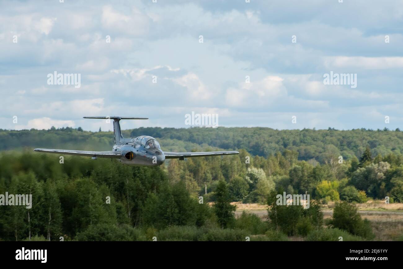 12 settembre 2020, regione di Kaluga, Russia. L'aereo da addestramento Aero L-29 Delfin effettua un volo di addestramento presso l'aeroporto di Oreshkovo. Foto Stock