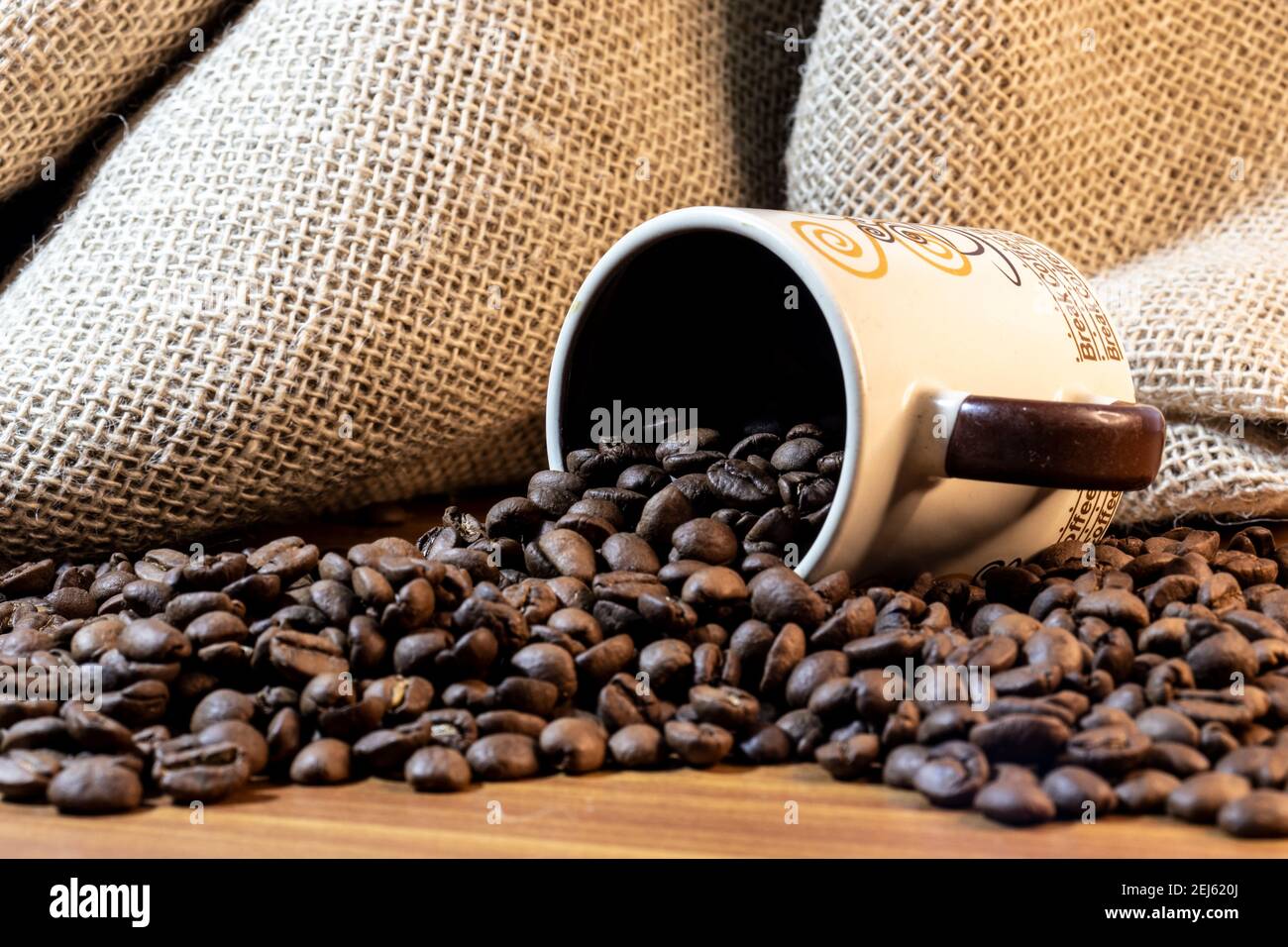 Chicchi di caffè in tazza su un tavolo di legno in Brasile Foto Stock