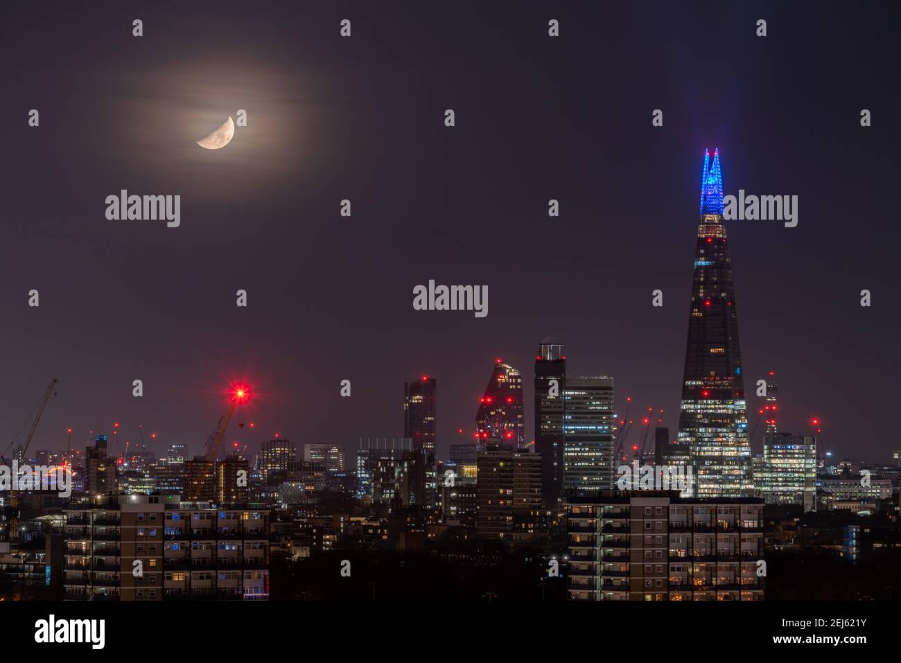 Regno Unito Meteo: Un primo quarto di luna si stabilisce subito dopo la mezzanotte sopra la città seguendo una direzione ovest nord ovest. Londra, Regno Unito. Foto Stock